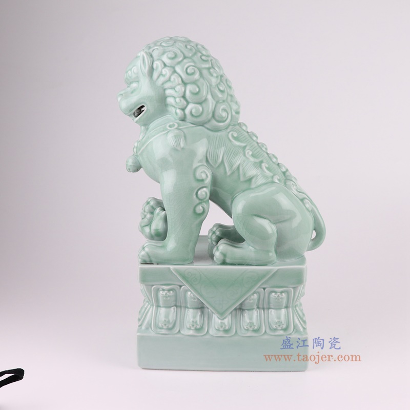 豆青狮子狗坐姿雕塑一对,产品编号:RXAT02 产品尺寸(单位cm): 高40直径22口径底径重量6.1KG