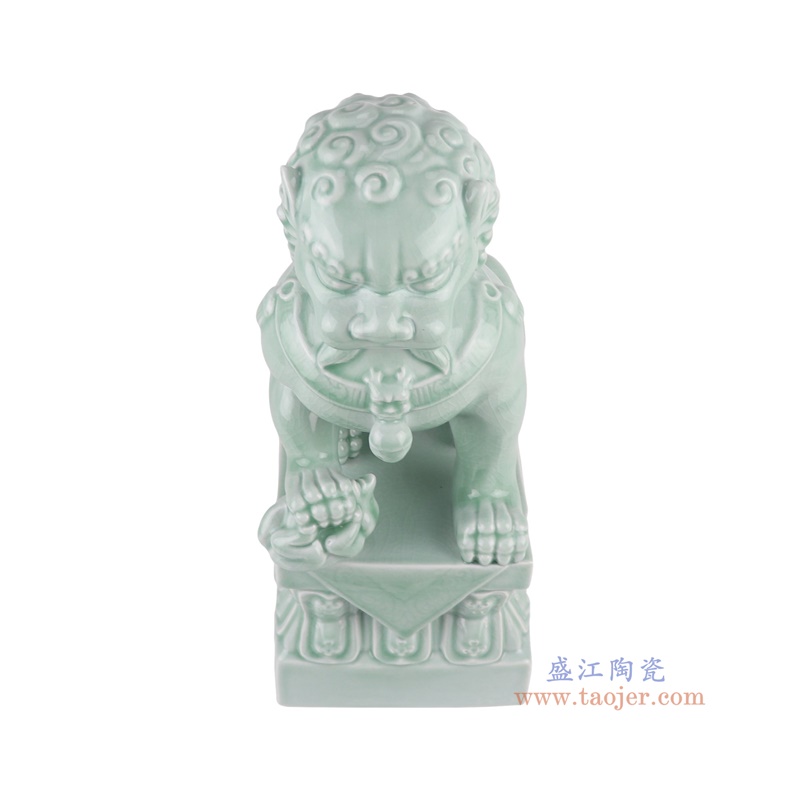 豆青狮子狗坐姿雕塑一对,产品编号:RXAT02 产品尺寸(单位cm): 高40直径22口径底径重量6.1KG
