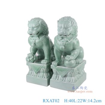 RXAT02     豆青狮子狗坐姿雕塑一对，   高40直径22口径底径重量6.1KG