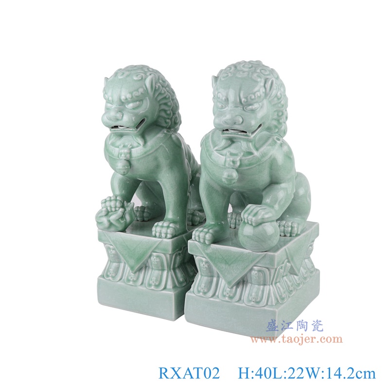 豆青狮子狗坐姿雕塑一对,产品编号:RXAT02 产品尺寸(单位cm): 高40直径22口径底径重量6.1KG