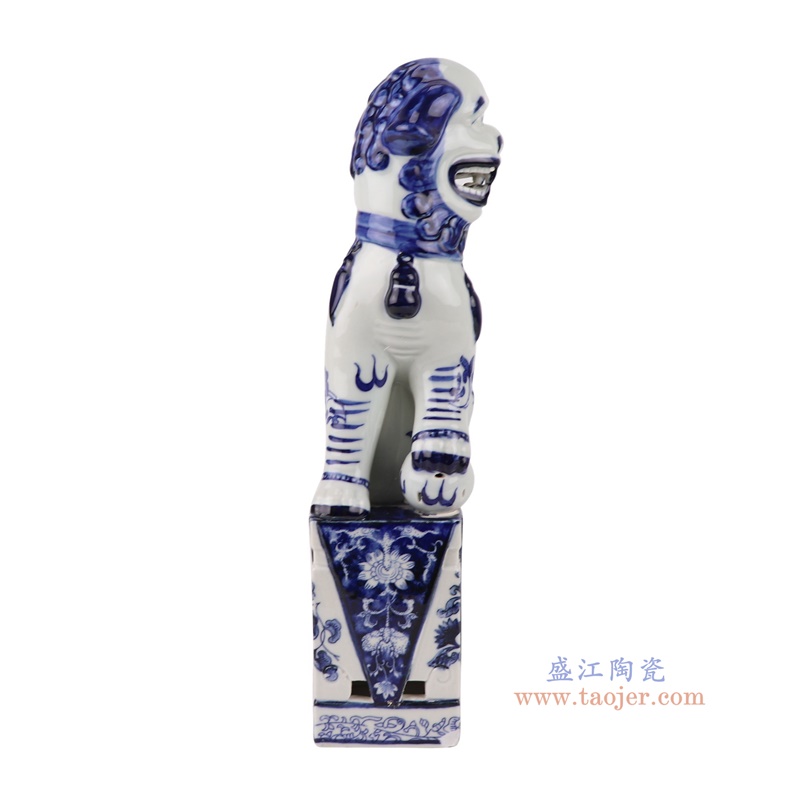 青花狮子狗站姿雕塑一对,产品编号:RXAT05 产品尺寸(单位cm): 高33直径12口径底径9.8重量1.5KG