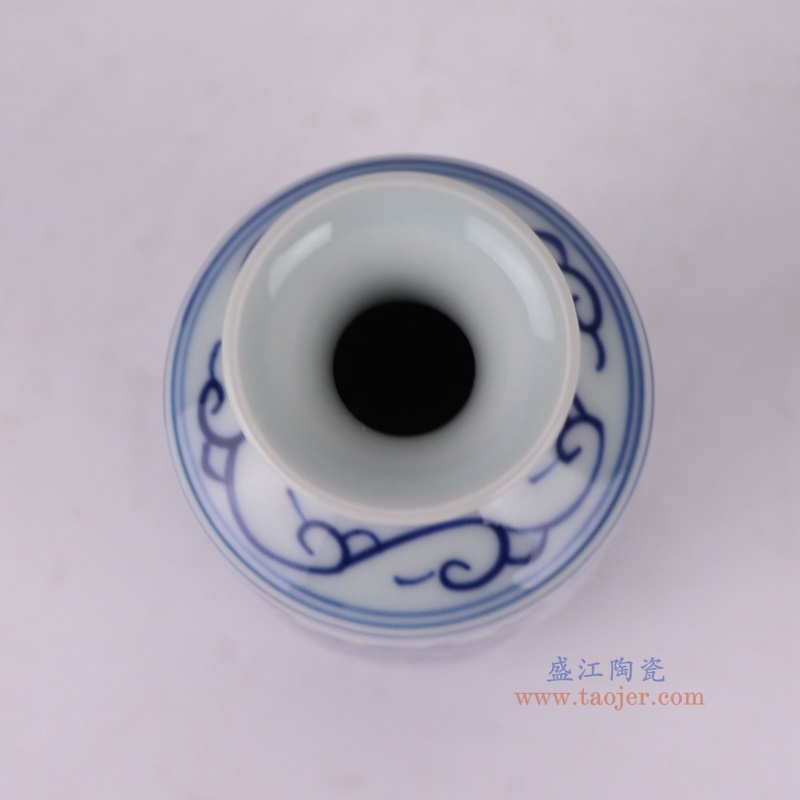 青花缠枝莲小棒槌瓶,产品编号:RXAX03 产品尺寸(单位cm): 高11.4直径4.8口径底径3重量0.1KG