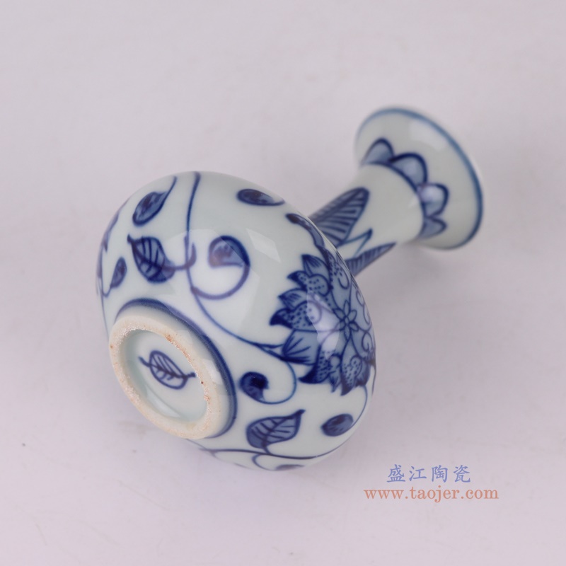 青花缠枝莲小扁肚瓶,产品编号:RXAX04 产品尺寸(单位cm): 高9直径7口径底径2.4重量0.1KG