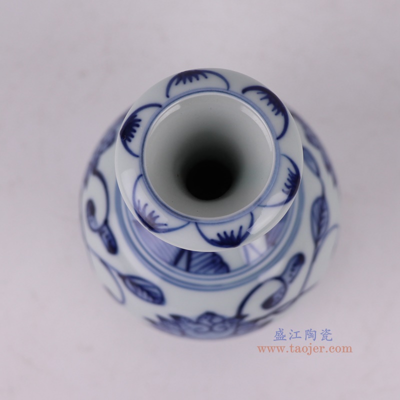 青花缠枝莲小蒜头瓶,产品编号:RXAX05 产品尺寸(单位cm): 高12直径6.8口径底径2.3重量0.1KG