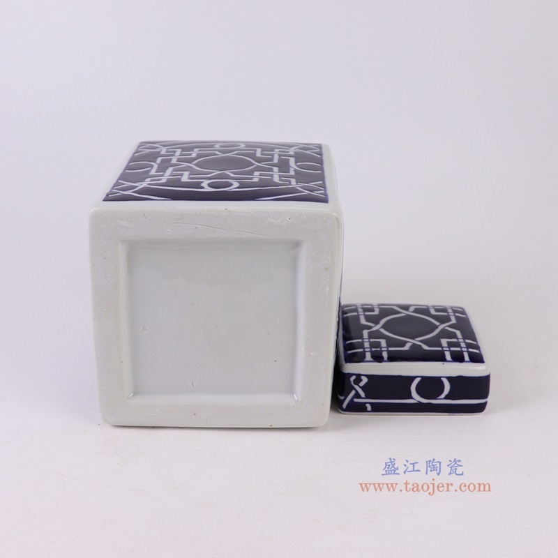 青花蓝底剪纸窗花纹四方茶叶罐小号,产品编号:RXAY01-S 产品尺寸(单位cm): 高18.6直径13.6口径底径重量0.7KG