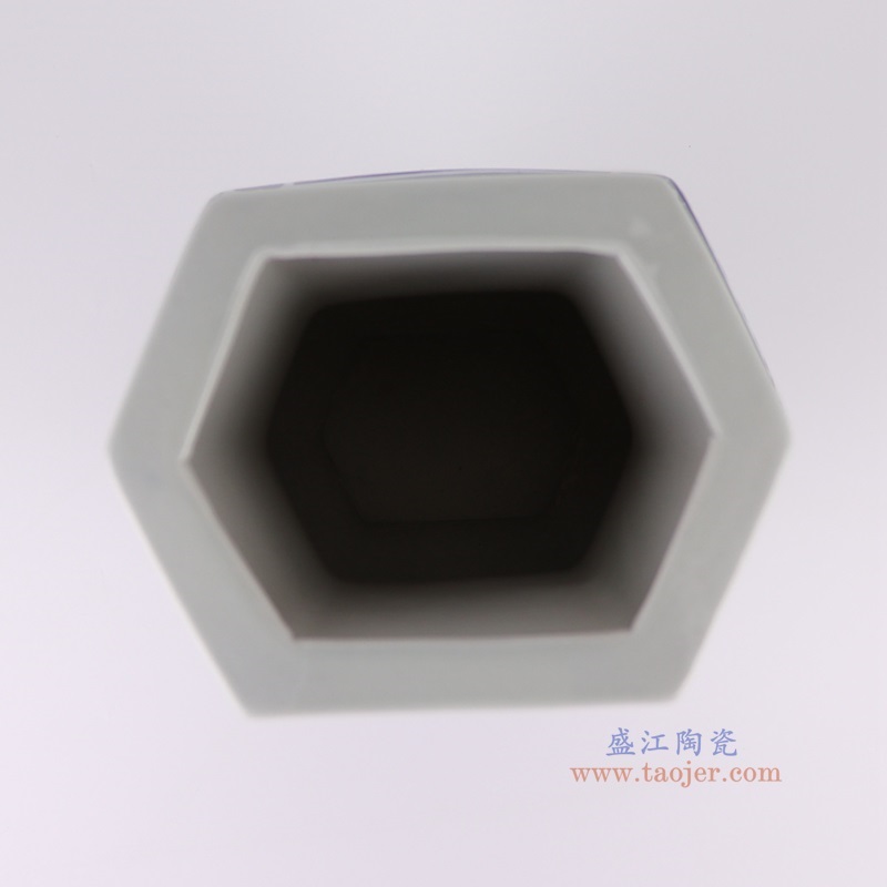 青花缠枝莲开窗龙纹六面花瓶,产品编号:RYUJ38 产品尺寸(单位cm): 高37.4直径20口径底径13.5重量2.75KG