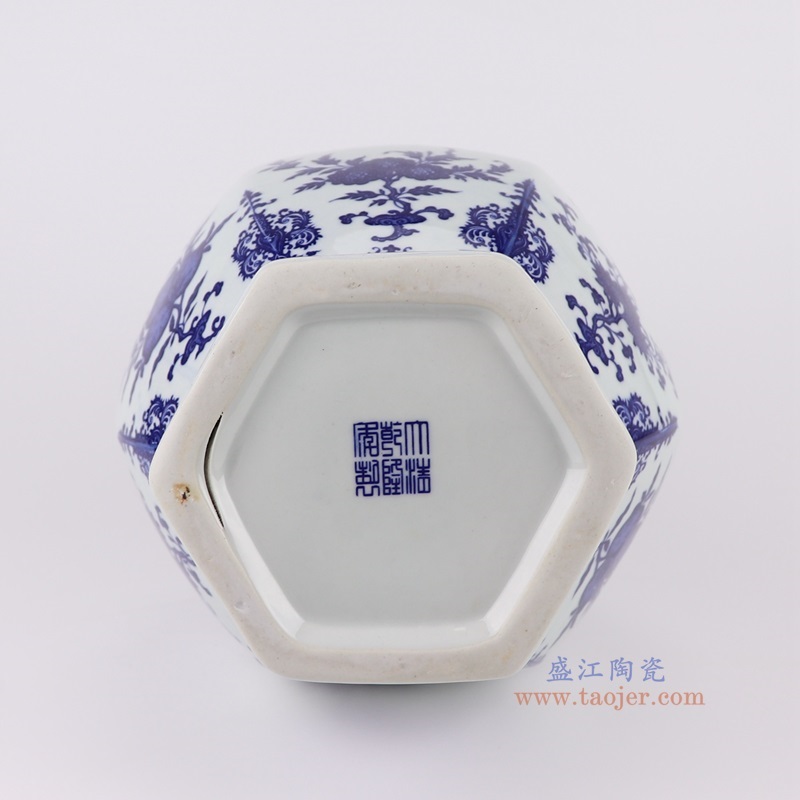 青花仙桃花草纹六面赏瓶,产品编号:RYUJ39 产品尺寸(单位cm): 高39直径21.3口径1.8底径14.3重量3.4KG