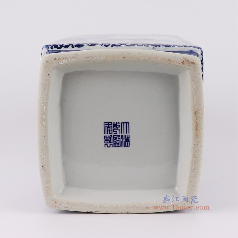 青花缠枝莲开窗人物四方花瓶,产品编号:RYUJ44 产品尺寸(单位cm): 高39直径15.5口径1.6底径14.3重量3.45KG