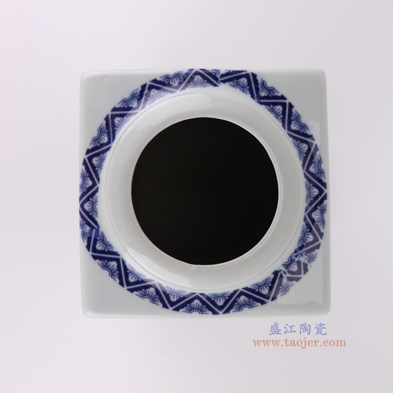 青花狮子纹四方直筒茶叶罐,产品编号:RYUJ48 产品尺寸(单位cm): 高34.3直径13.4口径14.5底径13.4重量2.7KG