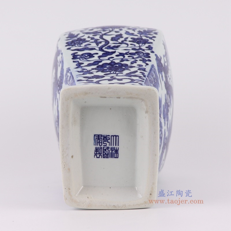 青花缠枝莲龙纹四面双耳瓶,产品编号:RYUJ53 产品尺寸(单位cm): 高40.5直径19.7口径13.7底径11.6重量3.1KG