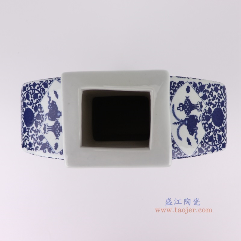 青花缠枝莲开窗人物战将四面扇形瓶,产品编号:RYUJ55 产品尺寸(单位cm): 高34.5直径28口径底径11.7重量3KG