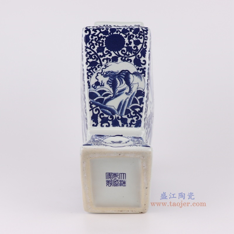 青花缠枝莲开窗人物战将四面扇形瓶,产品编号:RYUJ55 产品尺寸(单位cm): 高34.5直径28口径底径11.7重量3KG