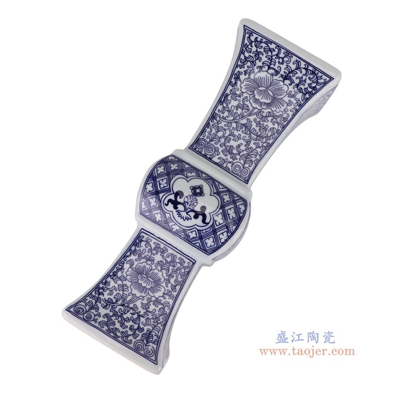 青花缠枝牡丹纹四方花菇瓶,产品编号:RYUJ57 产品尺寸(单位cm): 高33.7直径11.7口径17底径11重量1.95KG