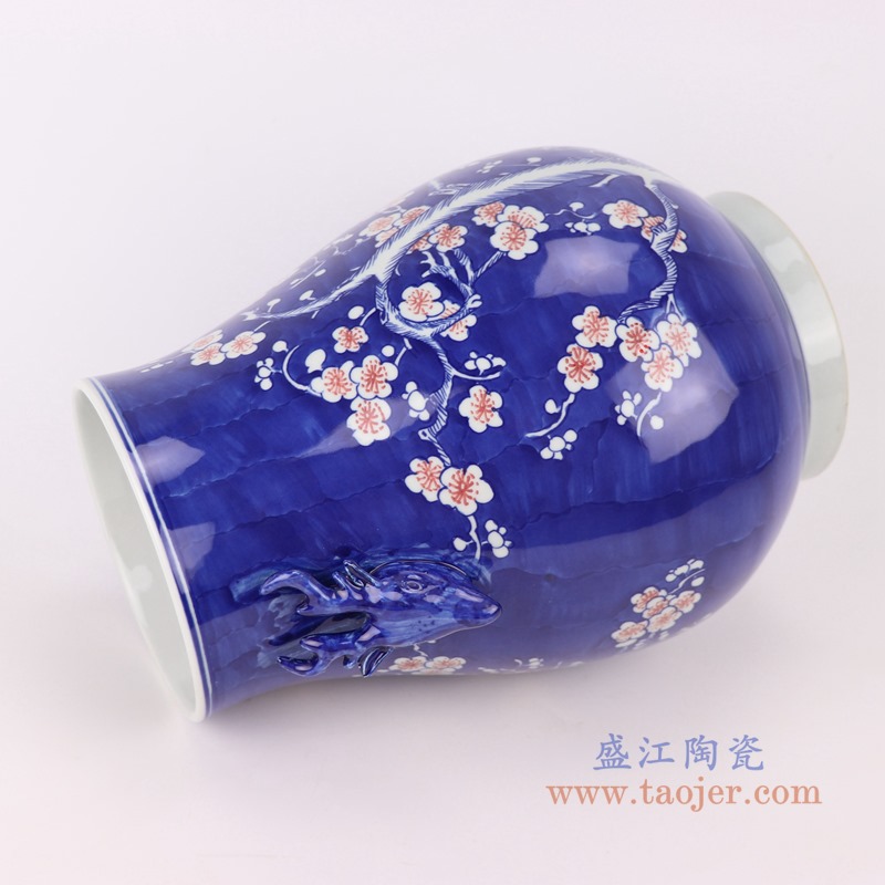青花冰梅红梅双耳雕刻鹿耳福桶;产品编号:RYWG22 产品尺寸(单位cm): 高:30直径:22口径:14.2底径:13.5重量:2.6KG