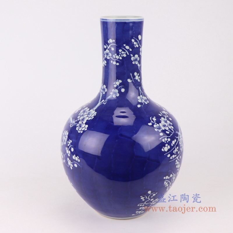 青花冰梅天球瓶;产品编号:RYWG23 产品尺寸(单位cm): 高:35.7直径:22口径:7.3底径:10重量:2.5KG