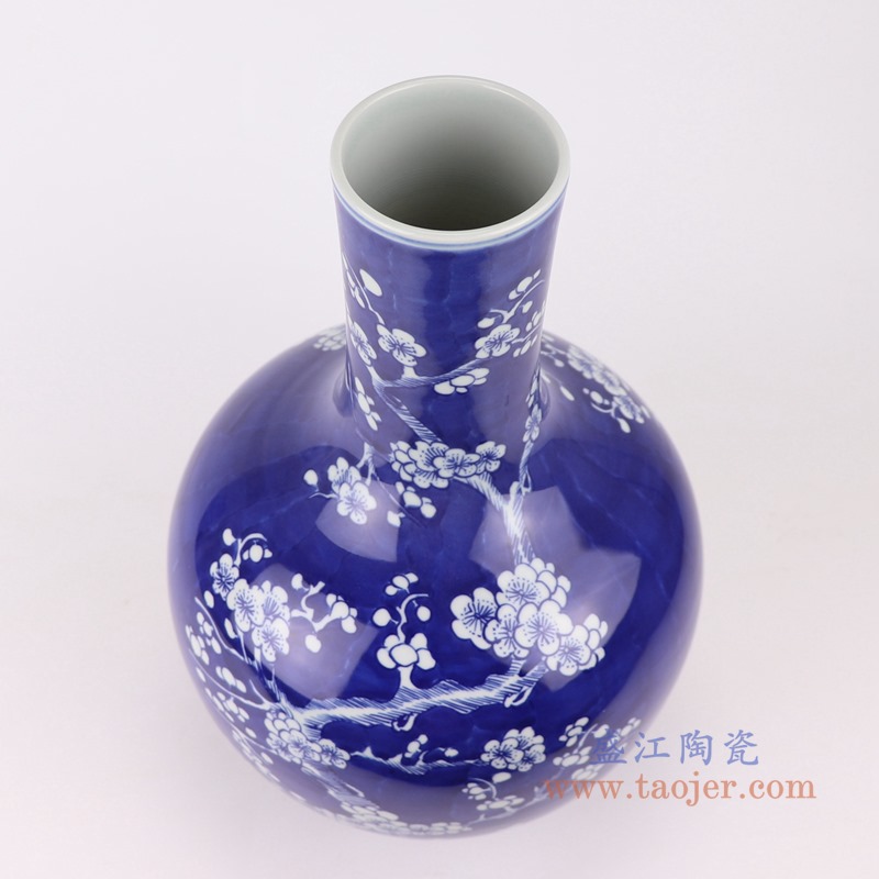 青花冰梅天球瓶;产品编号:RYWG23 产品尺寸(单位cm): 高:35.7直径:22口径:7.3底径:10重量:2.5KG