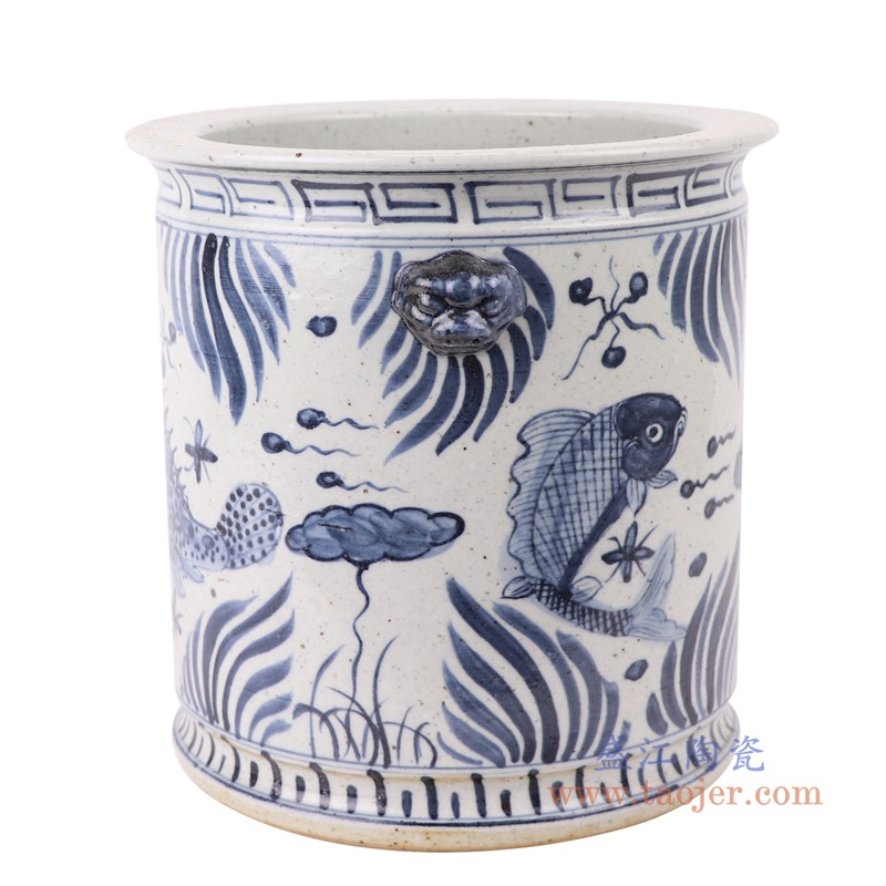 青花鱼草鱼藻纹狮子头直筒小缸;产品编号:RZFB31 产品尺寸(单位cm): 高:23.5直径:24.5口径:23底径:20..3重量:4.25KG