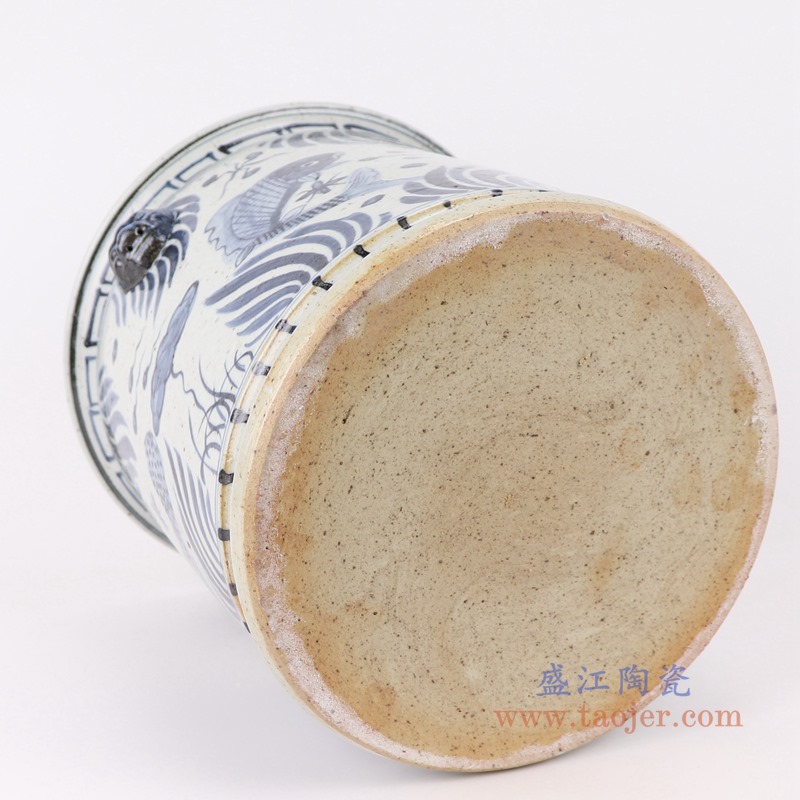 青花鱼草鱼藻纹狮子头直筒小缸;产品编号:RZFB31 产品尺寸(单位cm): 高:23.5直径:24.5口径:23底径:20..3重量:4.25KG