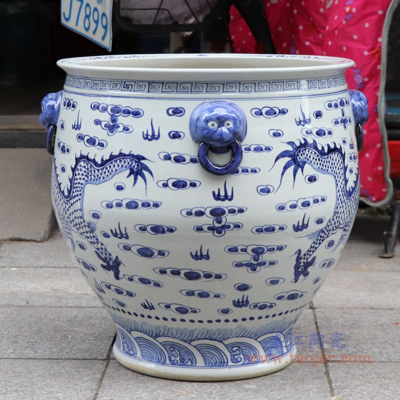 青花狮子头双龙戏剧龙纹大缸-高41中号;产品编号:RZFH29-A 产品尺寸(单位cm): 高:42直径:43口径:40.3底径:25重量:13KG