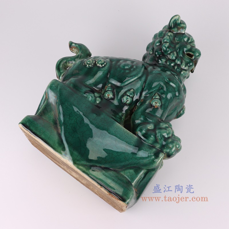 窑变开片绿釉狮子狗一对,产品编号:RZKR49 产品尺寸(单位cm): 高37直径28.2口径21.2底径22.4重量3.4KG