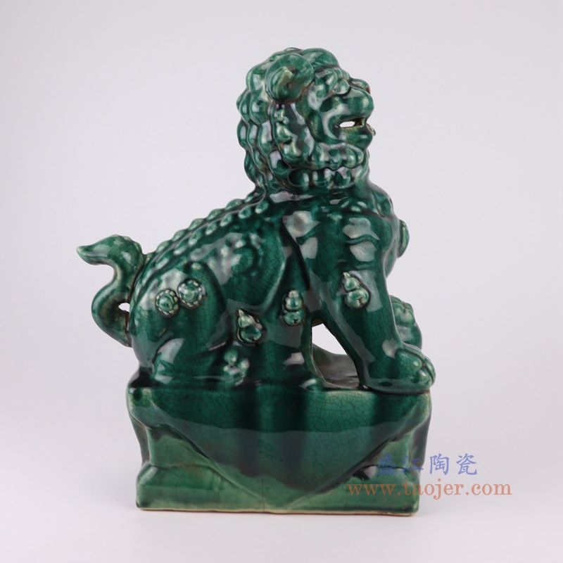 窑变开片绿釉狮子狗一对,产品编号:RZKR49 产品尺寸(单位cm): 高37直径28.2口径21.2底径22.4重量3.4KG