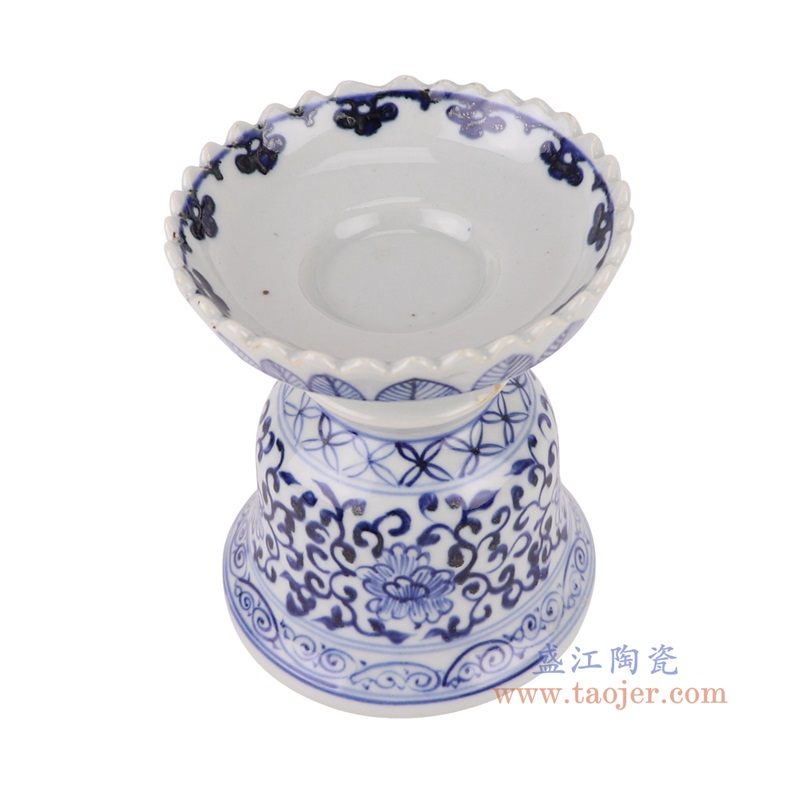 青花缠枝莲烛台,产品编号:RZKR51 产品尺寸(单位cm): 高14.5直径12.3口径8.5底径11.8重量0.6KG