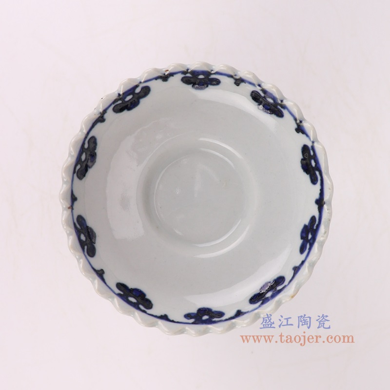 青花缠枝莲烛台,产品编号:RZKR51 产品尺寸(单位cm): 高14.5直径12.3口径8.5底径11.8重量0.6KG