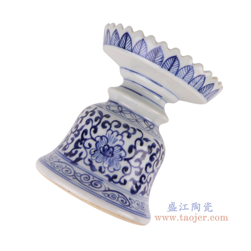 青花缠枝莲烛台,产品编号:RZKR51 产品尺寸(单位cm): 高14.5直径12.3口径8.5底径11.8重量0.6KG