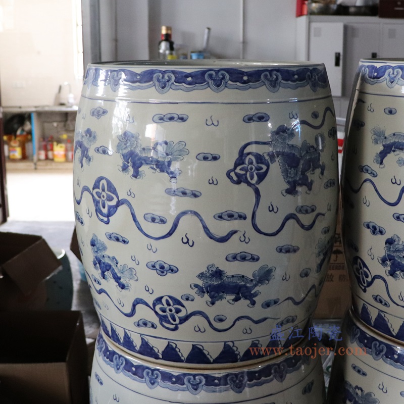 青花狮子纹大缸,产品编号:RZKY25-C 产品尺寸(单位cm): 高53直径44口径8.5底径重量KG