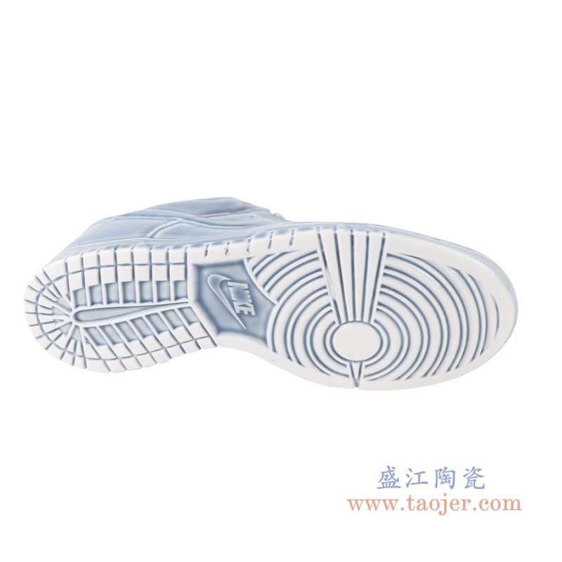 颜色釉青釉雕刻帆布纹耐克鞋子;产品编号:RZQU03 产品尺寸(单位cm): 高:11.5直径:24.5口径: 底径: 重量:0.5KG