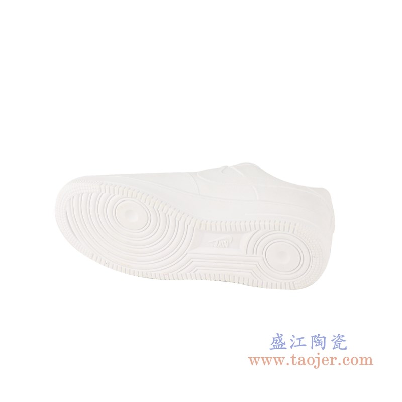 颜色釉雕刻亚光纯白耐克鞋子;产品编号:RZQU05 产品尺寸(单位cm): 高:11.5直径:24.2口径:底径:重量:0.85KG