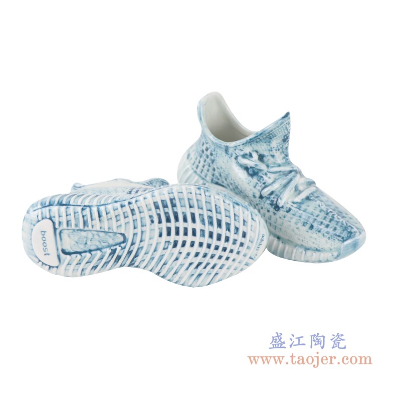 颜色釉雕刻牛仔格子拉链纹纹小号鞋子;产品编号:RZQU07 产品尺寸(单位cm): 高:9直径:16.7口径:底径:重量:0.25KG