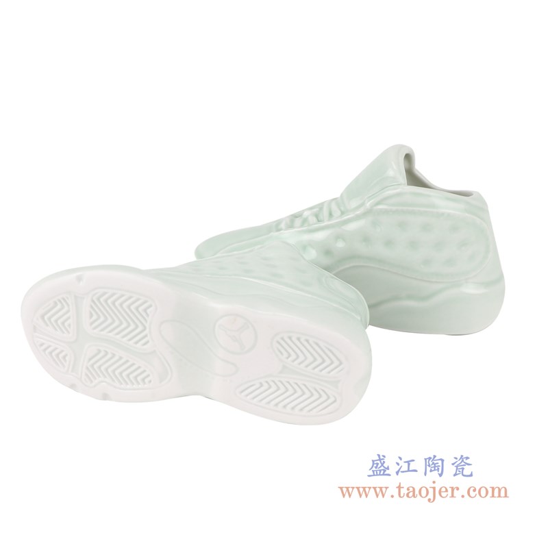 颜色釉青釉雕刻小号鞋子;产品编号:RZQU08 产品尺寸(单位cm): 高:9直径:16口径:底径:重量:0.2KG