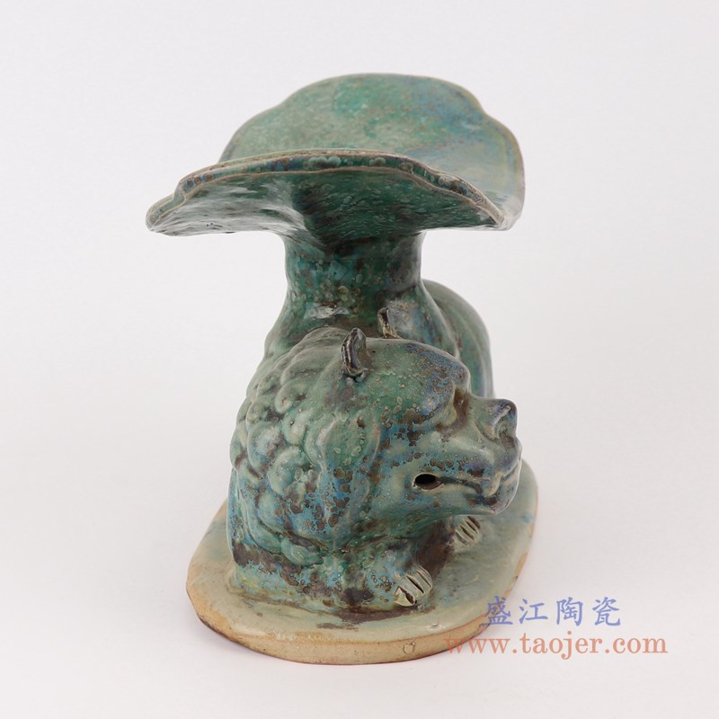 仿古窑变绿釉雕刻雕塑狮子瓷枕头;产品编号:RZSP21 产品尺寸(单位cm): 高:15.5直径:18.5口径:底径:重量:1.5KG