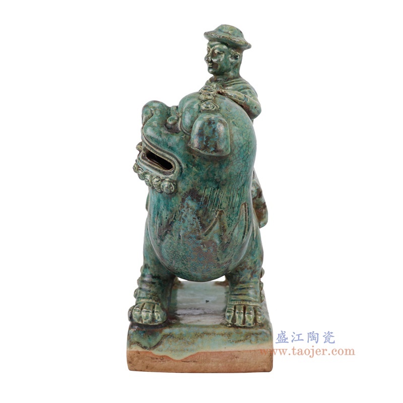 窑变绿色人物骑狮雕塑一对，产品编号：RZSP50       产品尺寸(单位cm):  高26直径25.6口径底径15.7重量2.7KG