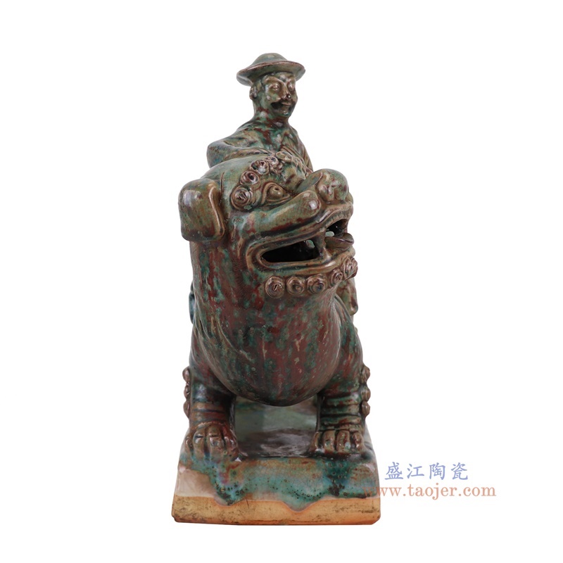 窑变绿色人物骑狮雕塑一对，产品编号：RZSP50       产品尺寸(单位cm):  高26直径25.6口径底径15.7重量2.7KG