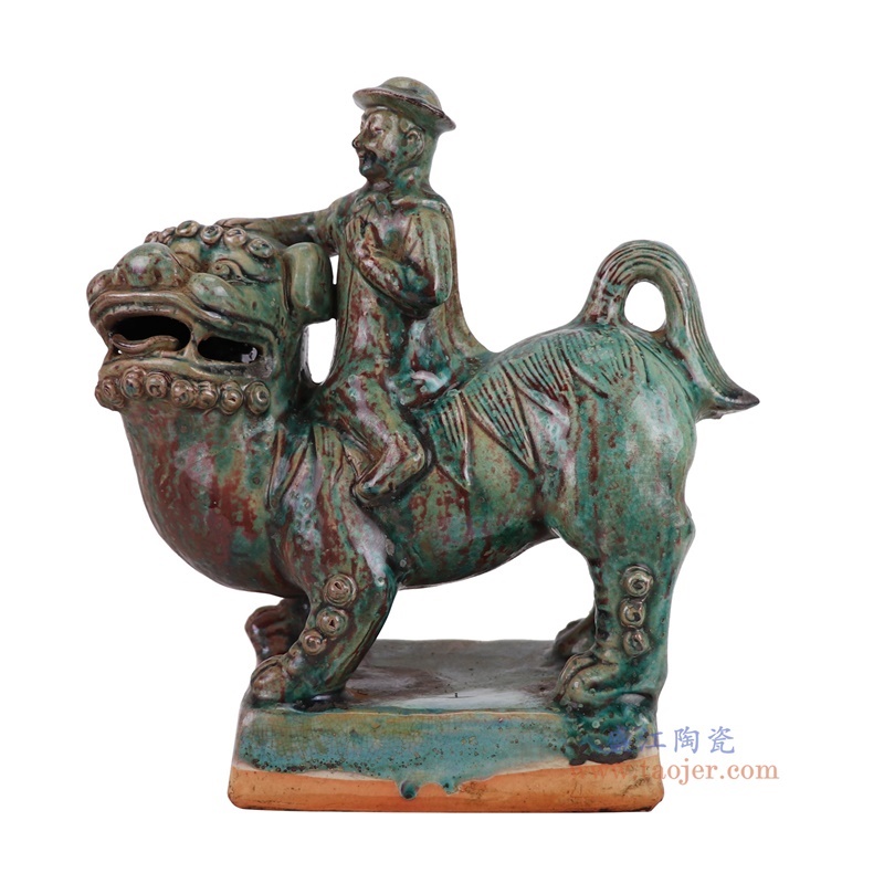 窑变绿色人物骑狮雕塑一对，产品编号：RZSP50       产品尺寸(单位cm):  高26直径25.6口径底径15.7重量2.7KG