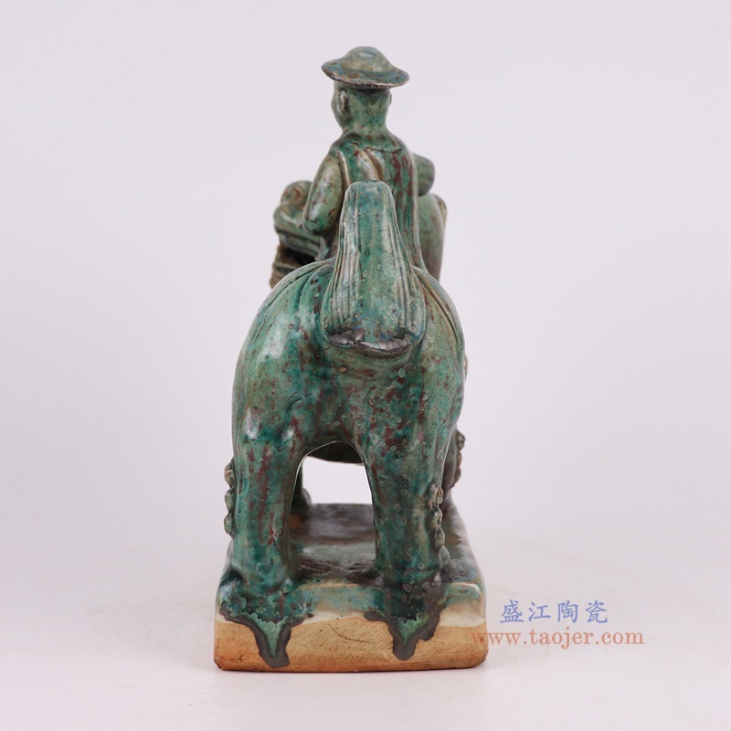 窑变绿色人物骑狮雕塑一对，产品编号：RZSP50       产品尺寸(单位cm):  高26直径25.6口径底径15.7重量2.7KG