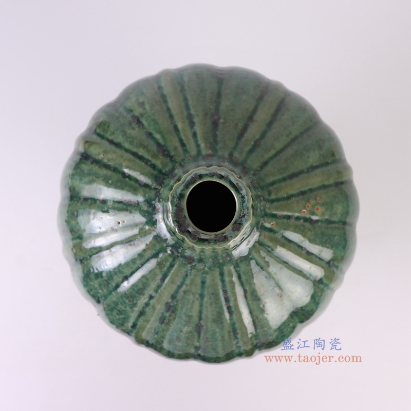 窑变绿色带盖瓜楞梅瓶,产品编号:RZSP53 产品尺寸(单位cm): 高40.3直径21.5口径底径11.3重量2.5KG