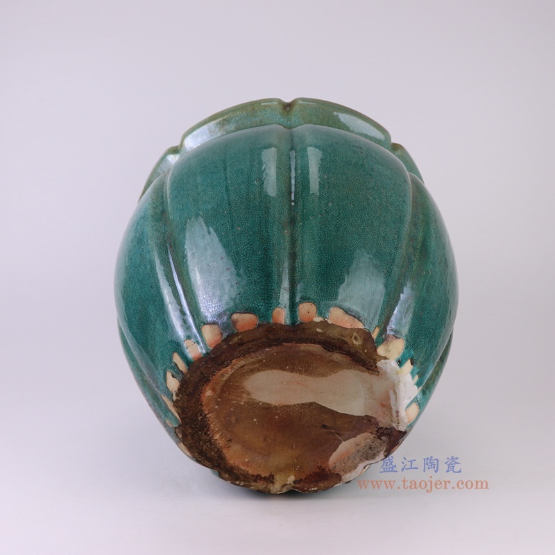 窑变绿色瓜楞缸,产品编号:RZSP55 产品尺寸(单位cm): 高31.3直径36口径底径20.4重量7.6KG