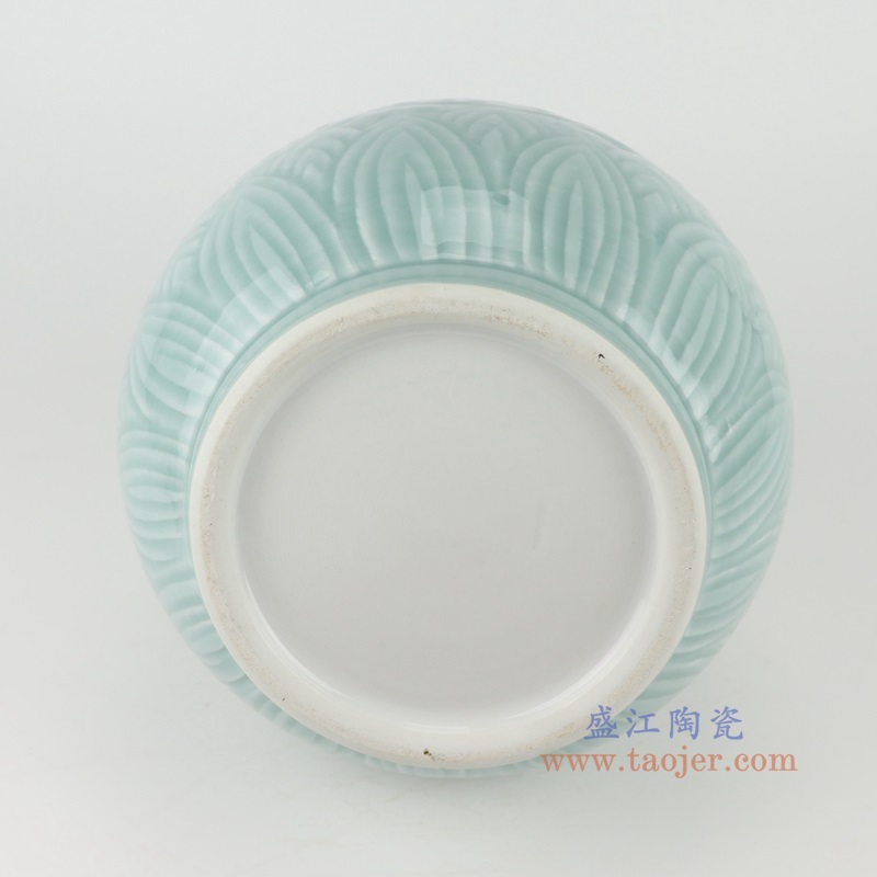 青釉雕刻缠枝莲玉壶春瓶,产品编号:RZTM18 产品尺寸(单位cm): 高39.5直径24口径底径15重量3.55KG
