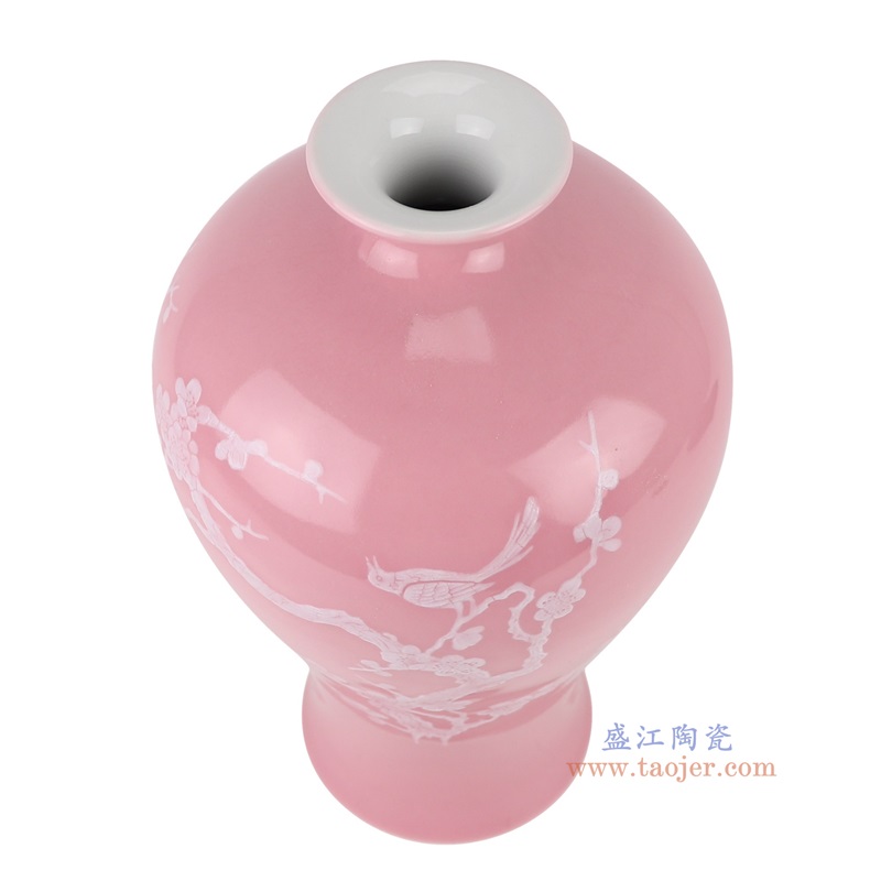 颜色釉粉红底雕刻白梅花鸟梅瓶，产品编号：RXAI03-B       产品尺寸(单位cm):  高26.6直径15.7口径19.5底径10重量1.5KG