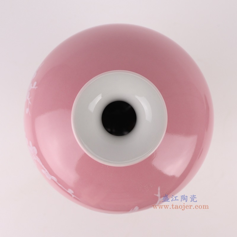 颜色釉粉红底雕刻白梅花鸟梅瓶，产品编号：RXAI03-B       产品尺寸(单位cm):  高26.6直径15.7口径19.5底径10重量1.5KG