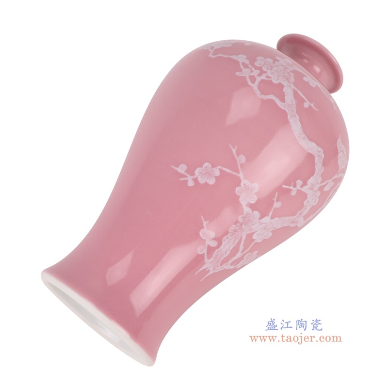 颜色釉粉红底雕刻白梅花鸟梅瓶，产品编号：RXAI03-B       产品尺寸(单位cm):  高26.6直径15.7口径19.5底径10重量1.5KG