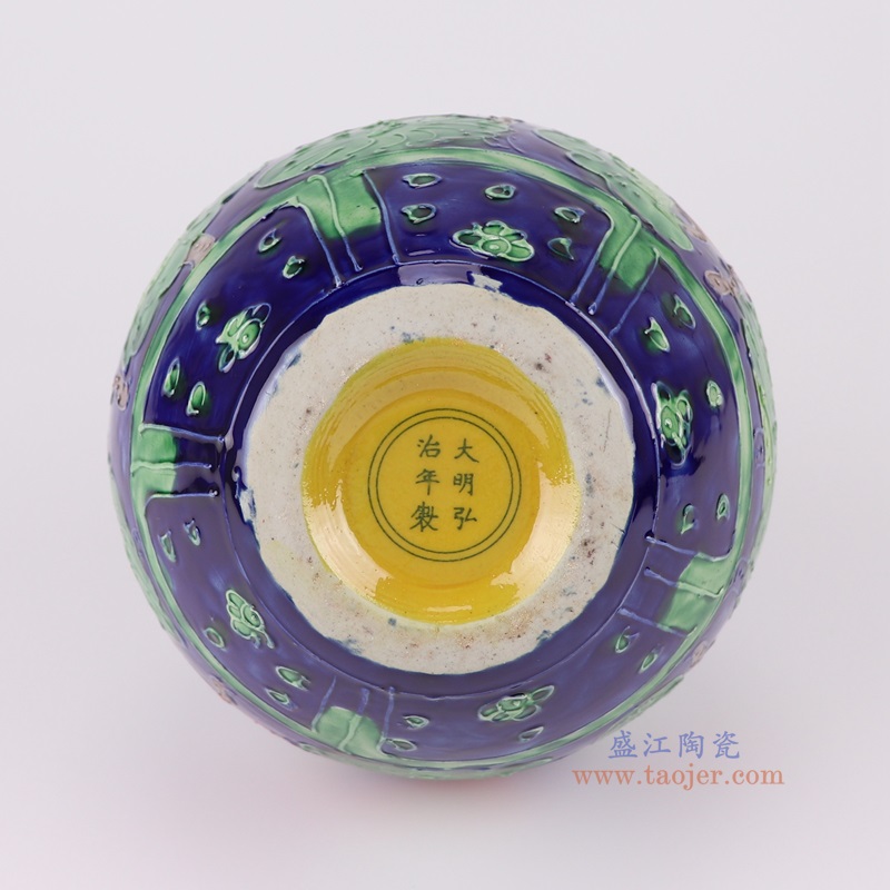 蓝底雕刻鸳鸯戏水荷花纹天球瓶小号，产品编号：RXAJ01-C 产品尺寸(单位cm): 高25.3直径16口径20底径7.8重量1.3KG