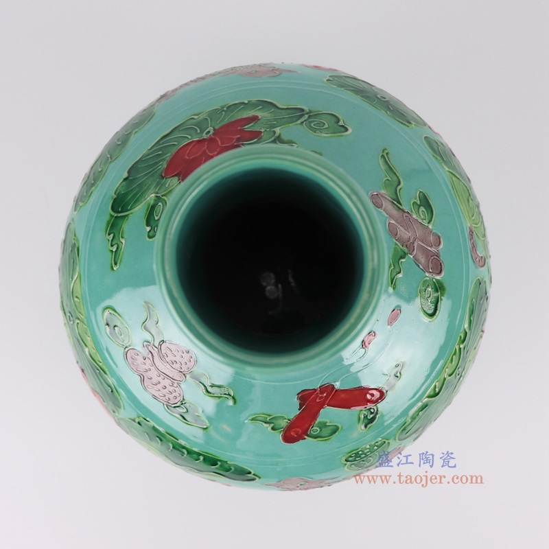 绿底雕刻鸳鸯戏水荷花纹天球瓶大号，产品编号：RXAJ01-D       产品尺寸(单位cm):  高31直径21口径底径10.6重量2.1KG