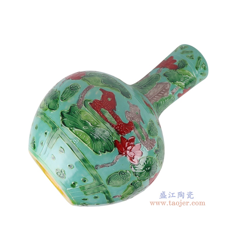 绿底雕刻鸳鸯戏水荷花纹天球瓶大号，产品编号：RXAJ01-D       产品尺寸(单位cm):  高31直径21口径底径10.6重量2.1KG