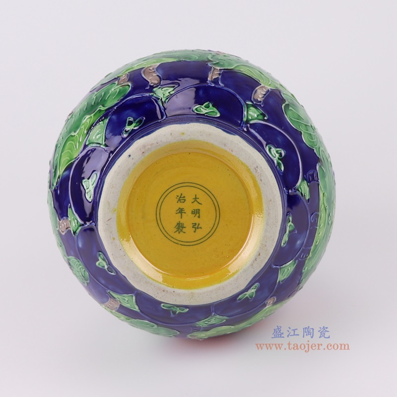 蓝底雕刻鸳鸯戏水荷花纹玉壶春瓶小号，产品编号：RXAJ03-C       产品尺寸(单位cm):  高27直径16.2口径底径8.6重量1.4KG