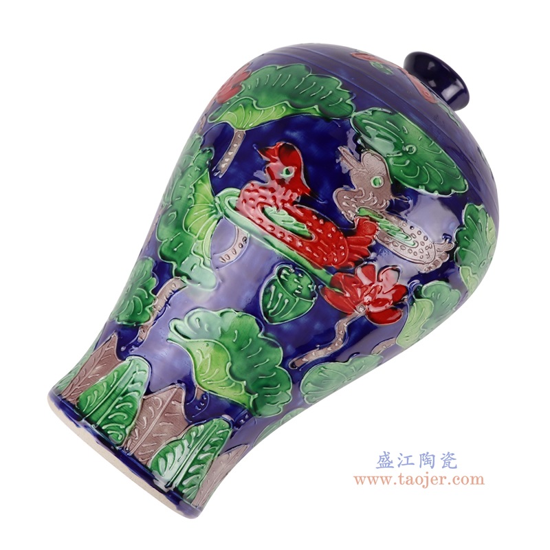 蓝底雕刻鸳鸯戏水荷花纹梅瓶小号，产品编号：RXAJ04       产品尺寸(单位cm):  高26.3直径16.6口径底径9.5重量1.4KG