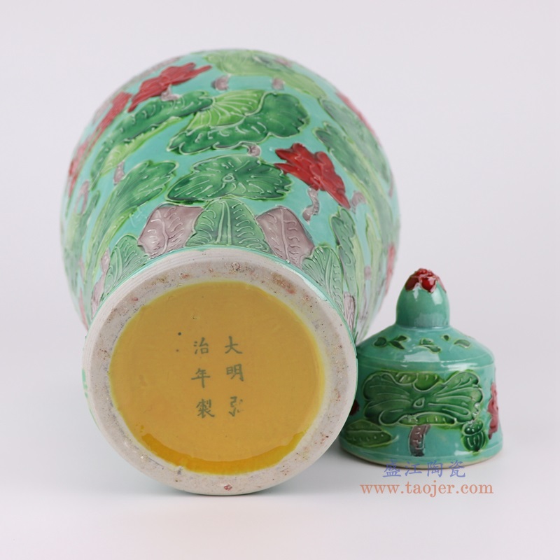 绿底雕刻鸳鸯戏水荷花纹带盖梅瓶大号，产品编号：RXAJ06-D       产品尺寸(单位cm):  高38.5直径20.6口径底径10.8重量2.5KG
